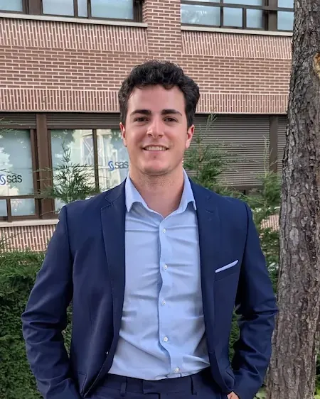 Miguel Martín-Caro sonriendo, con traje azul marino